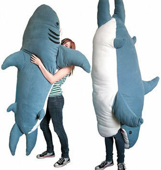 特大のサメの抱き枕 寝袋っていうすごく可愛いもの見つけたんですが値段は Yahoo 知恵袋