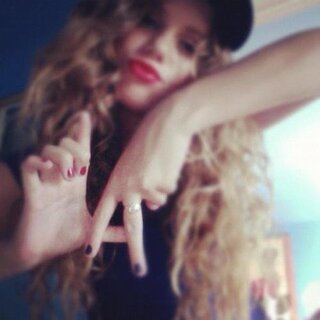 海外の方がやっているこの写真のポーズなんですが どういう意味 Yahoo 知恵袋