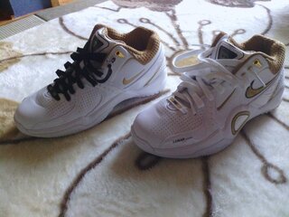 この写真はバスケットボールシューズです このシューズには黒 白どちらの Yahoo 知恵袋