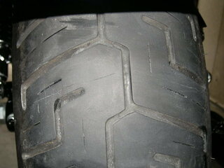 バイクのタイヤのトレッド面に横傷を偶然発見しました 傷の深さは表面的な Yahoo 知恵袋