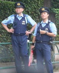 警察官の「夏の制服」について今年は酷暑でした。警察官を、ふと見ると