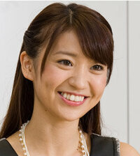 大島優子のチャームポイントといえば 当然 この笑顔ですよね こっ Yahoo 知恵袋