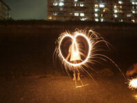 花火をやったのですが 花火でハートを作りたくて普通のカメラで動画を Yahoo 知恵袋