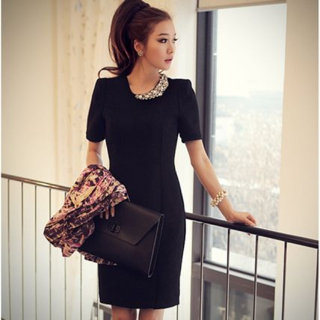 こちらのワンピースは結婚式には不適切でしょうか 丈が短すぎるのと Yahoo 知恵袋