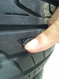 タイヤについてドレッド面にめくれている箇所があるんですが 接着剤で貼れ Yahoo 知恵袋