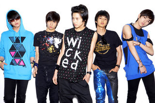 この画像のshineeのテミンが着ている服って どこで売って Yahoo 知恵袋