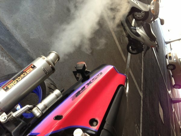 バイクの排気ガスについて 冬は寒いので水蒸気とかが出て Yahoo 知恵袋