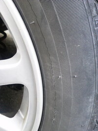 車のタイヤについて 写真のように タイヤにひびが入ってきました 今すぐ Yahoo 知恵袋
