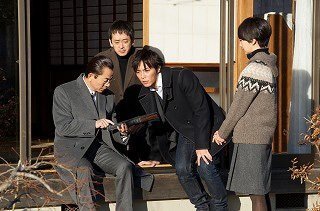 ドラマ 相棒11 で甲斐享役の成宮寛貴さんが着ている コートの銘柄を教え Yahoo 知恵袋