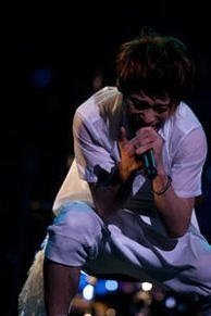 Uverworldのtakuya がライブで着ている白色の上下 Yahoo 知恵袋