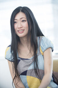 この壇蜜の着ているワンピースの柄はなかなかおもしろい お前 Yahoo 知恵袋