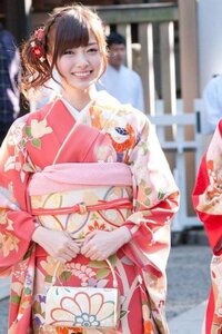 成人式の髪飾りのことです 乃木坂46の白石麻衣ちゃんが成人式でやっていた Yahoo 知恵袋