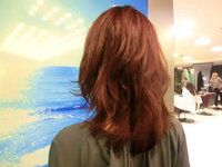 この人の後ろ姿は後ろ美人の部類だと思いますか 向かいのガラスに映っ Yahoo 知恵袋