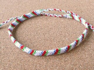 写真のような斜め模様のミサンガを三色で作りたいです 斜め編みのミサンガの Yahoo 知恵袋