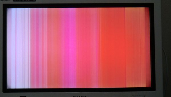 液晶テレビの画面が突然おかしくなりました。音声は保たれています