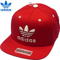 アディダスのスポーツ用と思われる黒のキャップをコーデとして取り入れ Yahoo 知恵袋