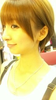 篠田麻里子の髪型ですが やっぱりこのように髪の毛を耳にかけてる Yahoo 知恵袋