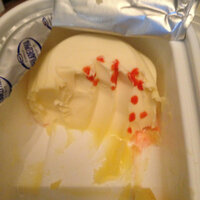 この赤いのはカビですか 5月から冷蔵庫のフィラデルフィアクリームチーズで Yahoo 知恵袋