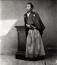 この写真は坂本龍馬と言われていますが 有名な立ち姿の坂本龍馬とは別人の様 Yahoo 知恵袋
