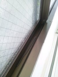 最近引っ越してきたアパートなんですが 強い雨が降ると窓から水が入ってきてるみたい 教えて 住まいの先生 Yahoo 不動産