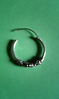 フープピアスのつけ方を教えて下さい 写真のようなピアスなん Yahoo 知恵袋