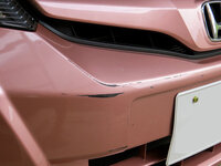 新車のフリードのフロントバンパーが傷つきました 泣 バックするときに木の根っ Yahoo 知恵袋