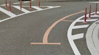 車道脇のオレンジの線の意味 よくみかけるこ画像のオレンジ線は何の意味なんですか？
詳しい方教えてください