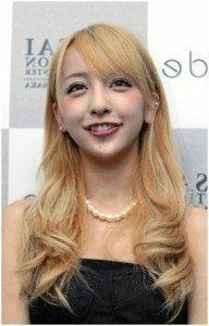 板野友美の金髪についてどう思いますか ともちんはak Yahoo 知恵袋