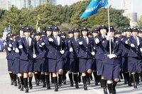 まともな わな 定期的に 女性 警官 スカート ビーム チョコレート 暗殺者
