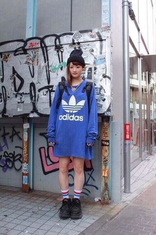 Adidasのこのパーカーはどこで売ってるのでしょうか どこかのお Yahoo 知恵袋