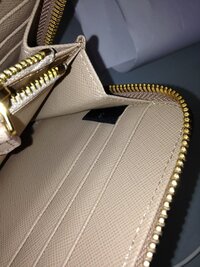 プラダ　PRADA 長財布　カードケース　お札　サフィアーノ　シリアルナンバー プラダ 長財布 サフィアーノレザー 刻印 黒 シリアルナンバー