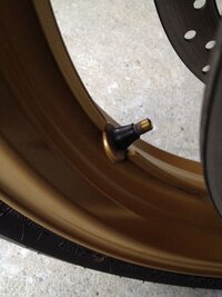 バイクのタイヤと車のタイヤのバルブキャップってサイズ同じですか Yahoo 知恵袋