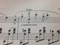 この楽譜の記号について教えて下さい。 独学でピアノをやっているのですが、知らない記号が出てきて困っています。
画像中央の∞みたいなマークです。
どういったものなのでしょうか？