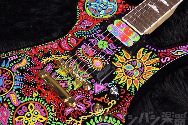 XJAPANのhideはこの写真のサイケ柄ではないサイケ柄のギ - Yahoo!知恵袋