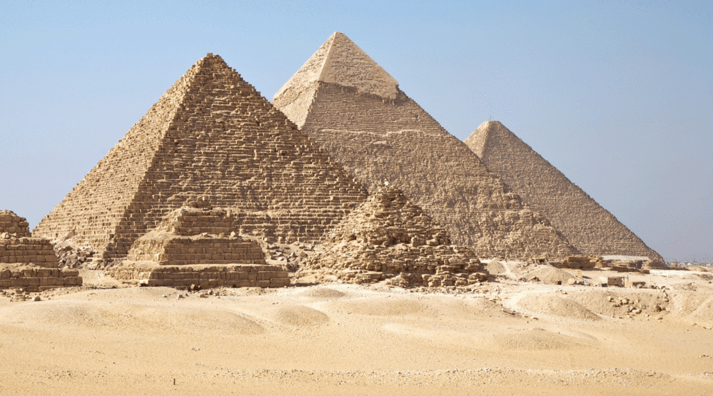 真ん中のピラミッドだけ頂上付近にだけ化粧石が残っています