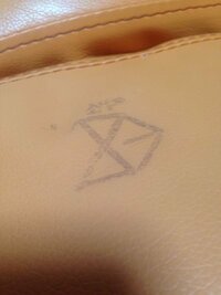 合成皮のソファーに油性ペンで落書きされました きれいに消す方法を教えて Yahoo 知恵袋