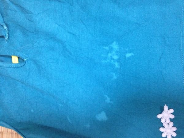 買ったばかりの服を洗濯したら、一部だけ色落ちして写真のようになって 