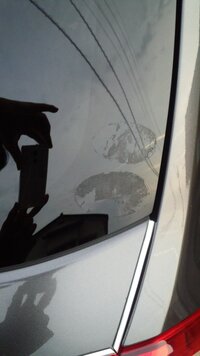 車のリアガラスの燃費基準とかのステッカーを剥がしたのですが跡が残ってます Yahoo 知恵袋