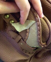 Annasuiのバッグの革が剥がれてくるんですが こんなものでしょうか Yahoo 知恵袋