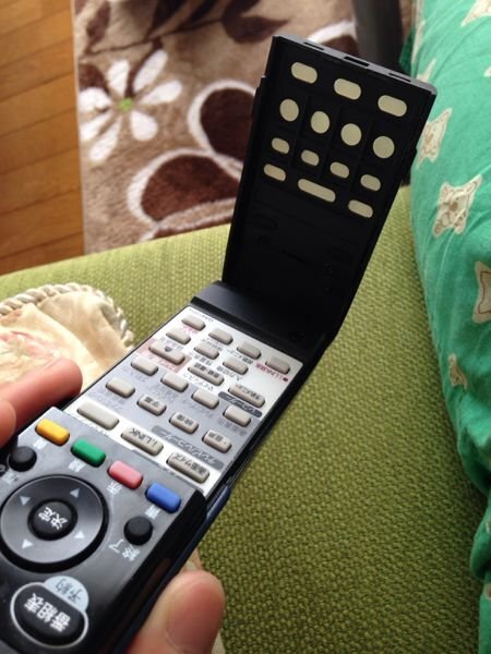 テレビ32型　リモコンあり電池箇所ふた、壊れてます テレビのリモコンの蓋の中のボタンって、開けた時に押せるボタン