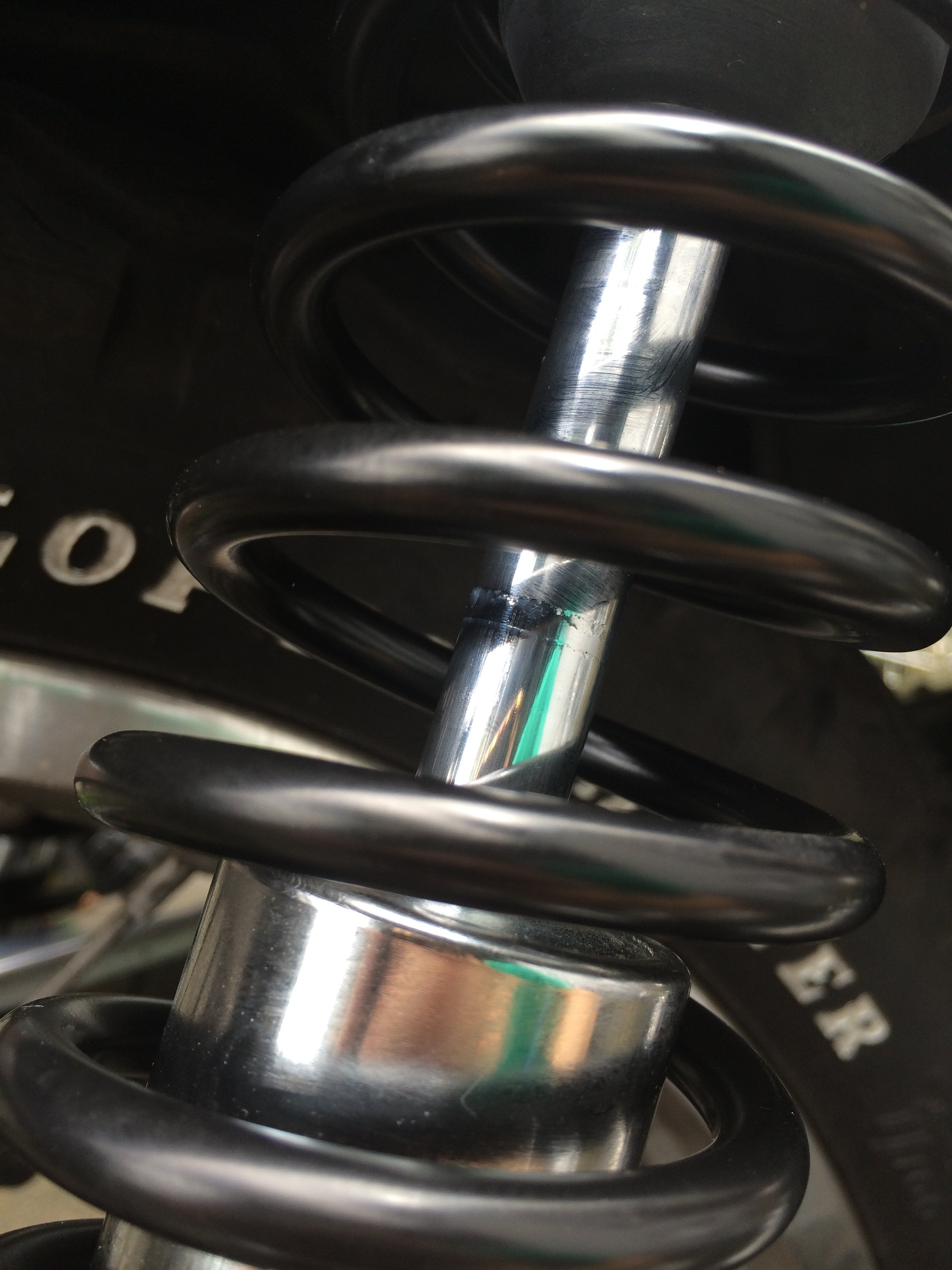 バイクのリアショックのオイル漏れについて質問です。先日デイトナの