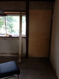 素人ですが、和室の壁にクロスを貼ろうとしています。

ベニヤの上にクロスを貼りたいので、一枚だけベニヤを貼ってみましたが、この方法で進めていいのか不安になってきました。 いま繊維壁に４ミリ厚のベニヤを貼っています。
ベニヤ板１枚に対して、木工ボンド７５０mｌ使用。
タッカーは、マックスステープルの肩幅12ミリ・足長13ミリを使って、ベニヤ一枚に対して５０箇所ほど止めました。

使...