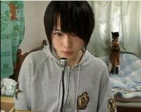 ニコ生というのを見たのですが 下の動画の人何と言うのですか 他にも動画あ Yahoo 知恵袋