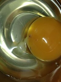 卵黄が画像のようにまだらだったのですが 食べれますか 賞味期限は２５ Yahoo 知恵袋