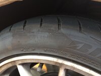 タイヤを駐車場で擦ってしまいました タイヤのサイドは弱いと聞いていますが Yahoo 知恵袋
