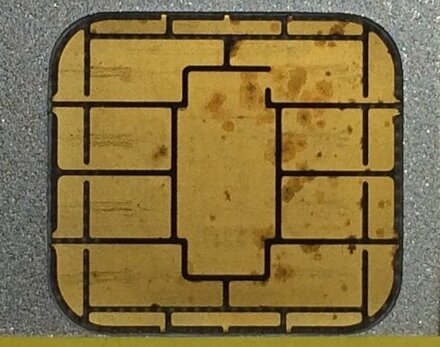 クレジットカードのicチップに錆びのような茶色のシミ 画像 ができてし お金にまつわるお悩みなら 教えて お金の先生 Yahoo ファイナンス