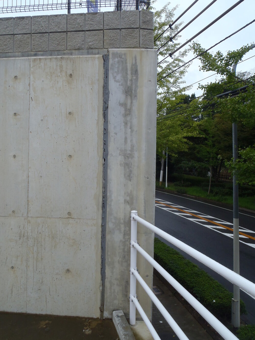 擁壁の転倒現象 写真添付します 山腹を削って宅地開発したと思われ Yahoo 知恵袋