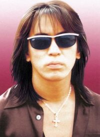 B'z松本孝弘さんのサングラスのメーカーとか、教えてください！もし