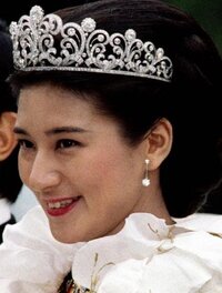 雅子様が 皇太子妃の第1ティアラを ヤフオクで売ったとバッシングされてましたが Yahoo 知恵袋