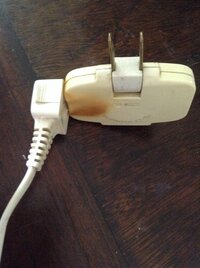 延長コード溶ける 壁に3つ刺せるコンセントを刺し そこに延 Yahoo 知恵袋